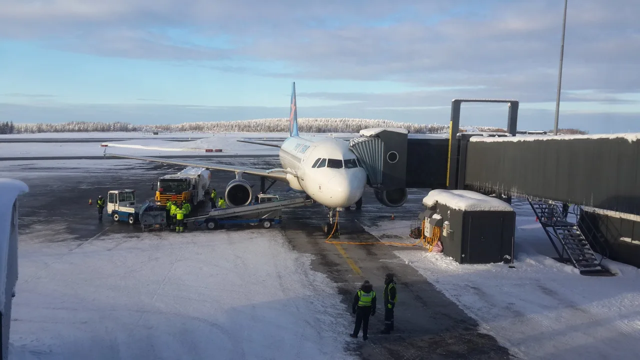 Où se trouve l'aéroport de Rovaniemi par rapport aux hébergements