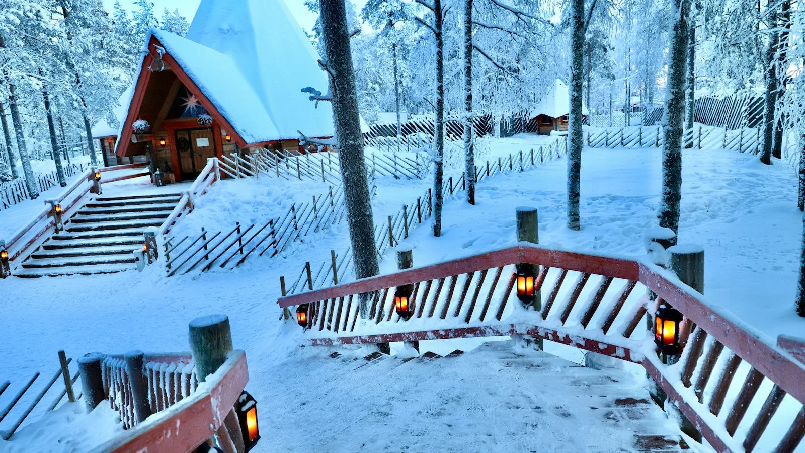 Hôtel illuminé près de l'aéroport de Rovaniemi sous la neige la nuit