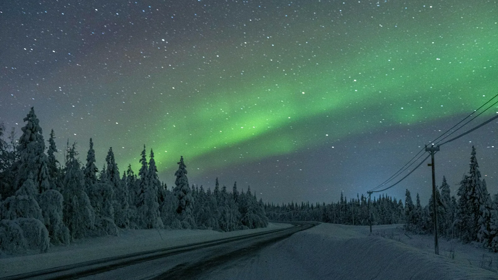Comparatif visuel entre le ciel étoilé de Rovaniemi en Finlande et les fjords de Tromsø en Norvège avec aurores boréales