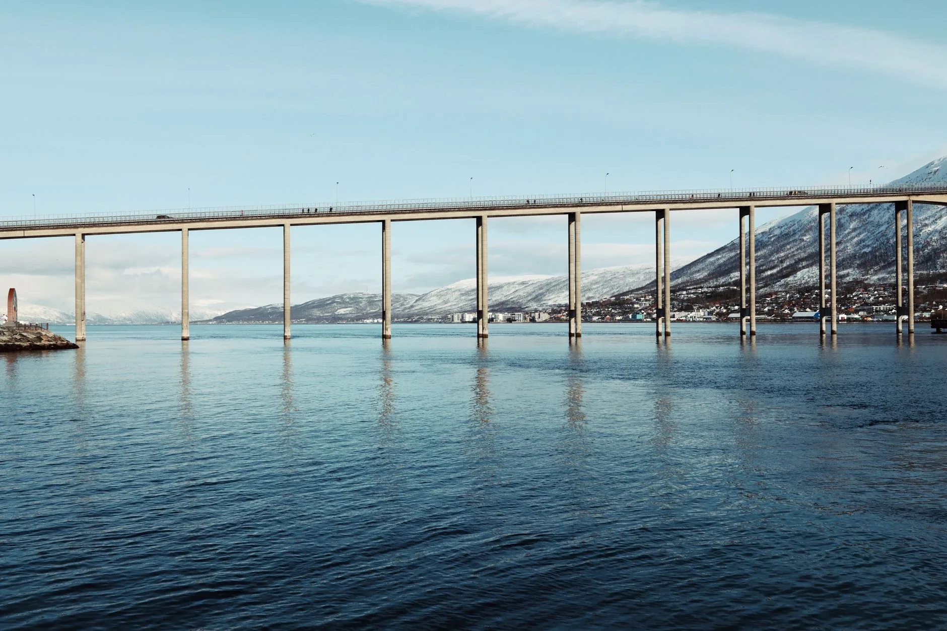 Route enneigée entre la Laponie finlandaise et les fjords de Tromsø sous les aurores boréales