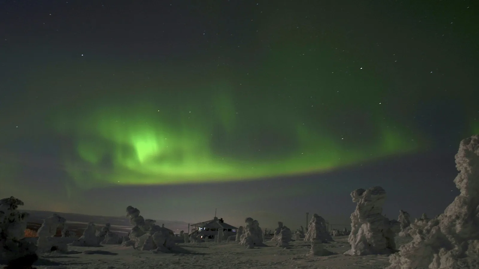 Le ski nocturne sous les aurores boréales